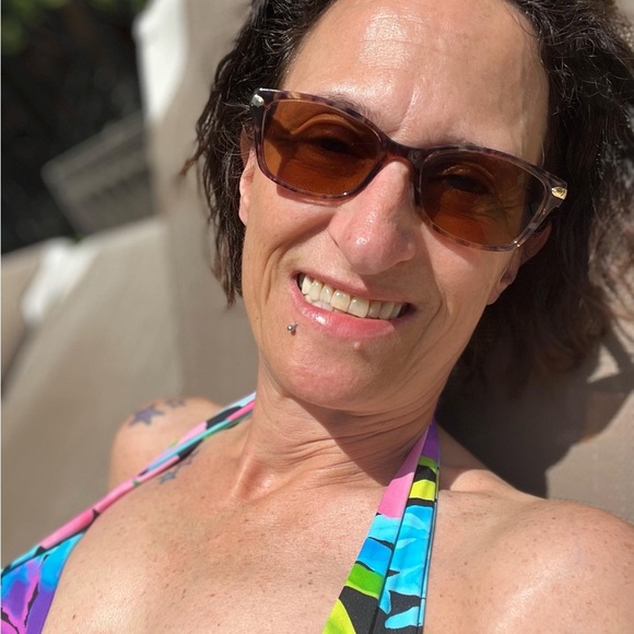 Meet your Posher, Deborah - Picture 2 of 3